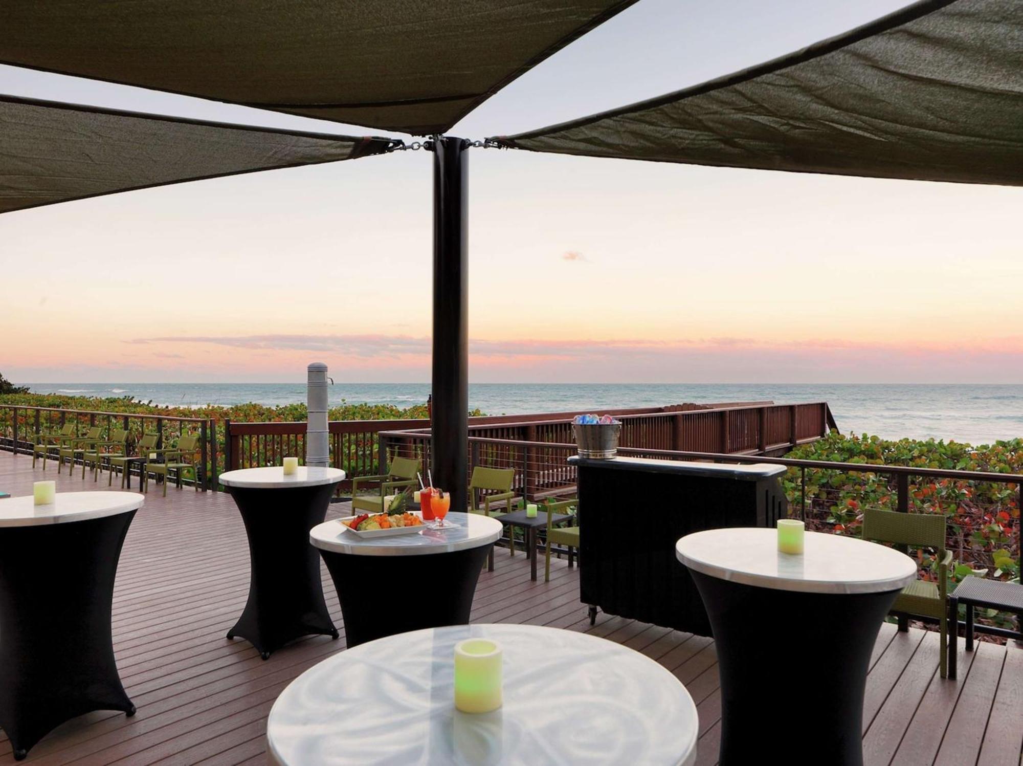 Doubletree Suites By Hilton Melbourne Beach Oceanfront Exteriör bild